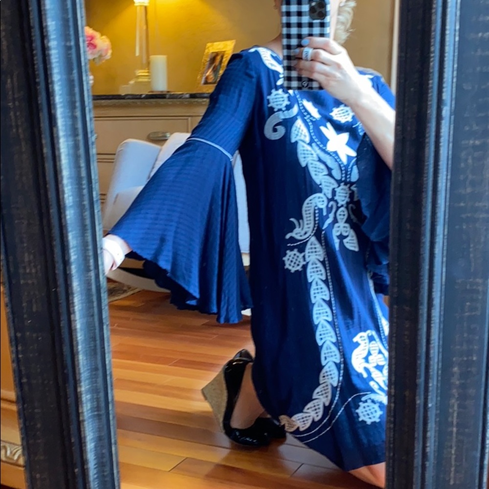 Navy Flutter Sleeve with White Flower Detail - Picture 4 of 5